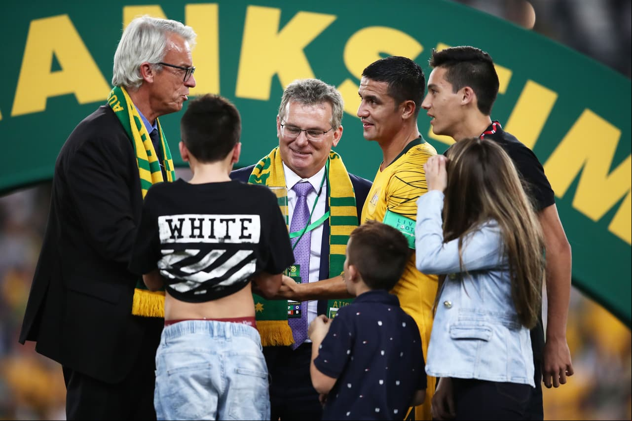 David Gallop y Chris Nikou, directivos de la FFA, le entregaron a Cahill un galardón por su recorrido en el equipo.