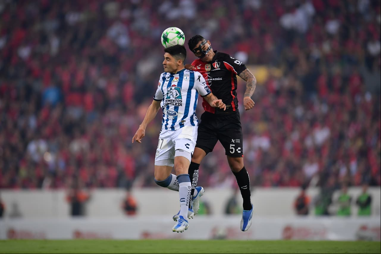 El Estadio Jalisco recibió la Final de ida del Clausura 2022 entre Atlas y Pachuca. Como era de esperarse, los Rojinegros salieron motivados, pero tardarían en mover la red del rival.