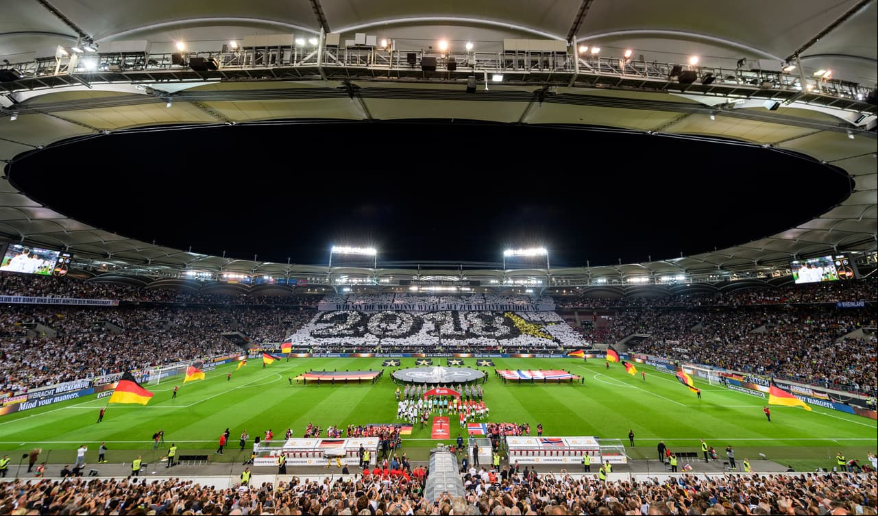 Así se adornaba el estadio de Stuttgart para recibir a la 
<i>mannschaft, </i>que esperaba un tropiezo de Irlanda del Norte para confirmar su clasificación.