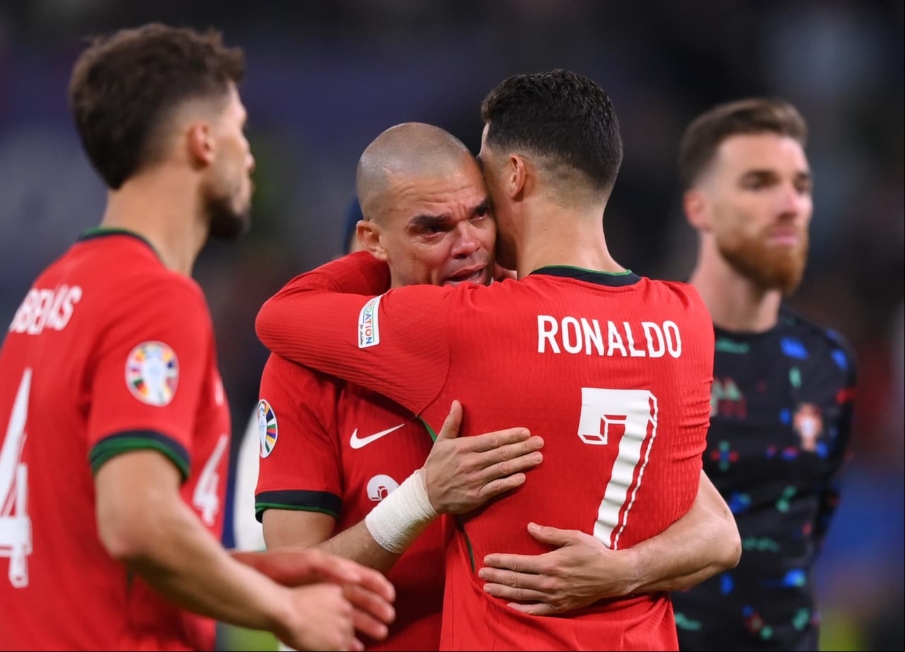 Cristiano Ronaldo consuela a Pepe tras eliminación de Portugal