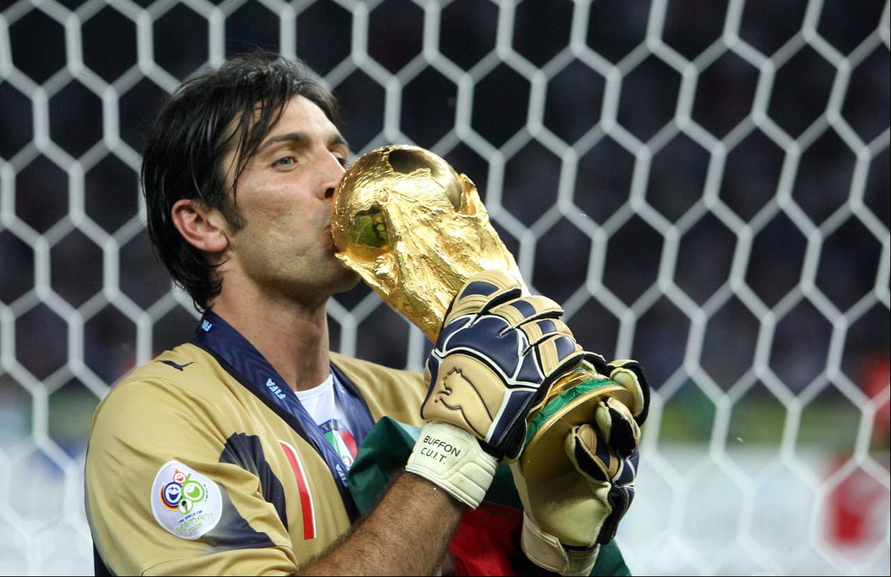 El arquero italiano Gianluigi Buffon ha estado en cinco mundiales (1998, 2002,2006, 2010 y 2014) cuatro de ellos como titular. El portero podría hacer una nueva marca si llega a Rusia-2016.