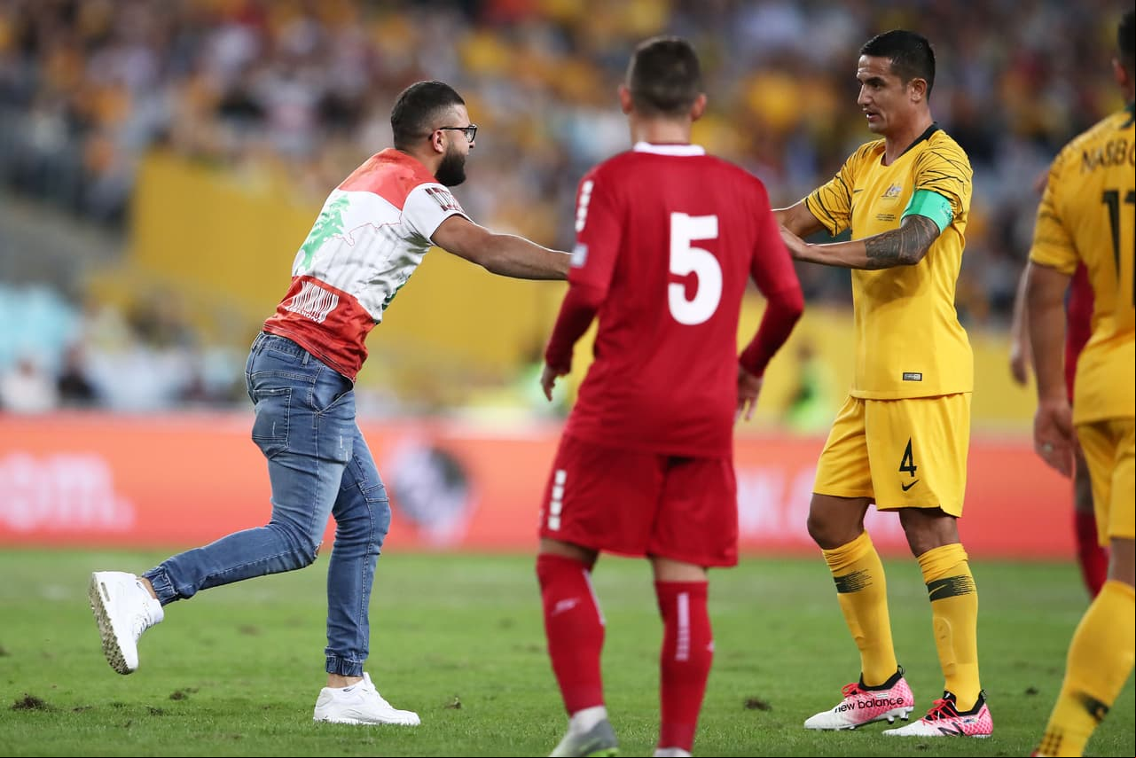 A pesar de la derrota, hasta un aficionado libanés saltó al campo para saludar al ídolo del fútbol oceánico...
