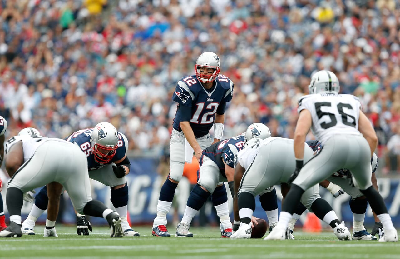 <i>Pronóstico de la temporada</i>
<br>New England tendrá un calendario bastante más complicado que el del año pasado pues enfrentarán a una de las divisiones más fuertes de la liga en la AFC Oeste donde destaca el juego en México contra Raiders y su visita a los Denver Broncos. También jugarán en New Orleans y visitarán a los Steelers en Heinz Field en las últimas semanas. Son el máximo favorito a llevarse el Super Bowl LII. 
<b>PICK: 13-3</b>