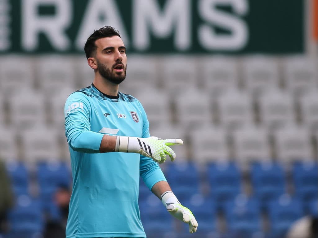 Dogan Alemdar, portero de Turquía, se rompe el ligamento cruzado 