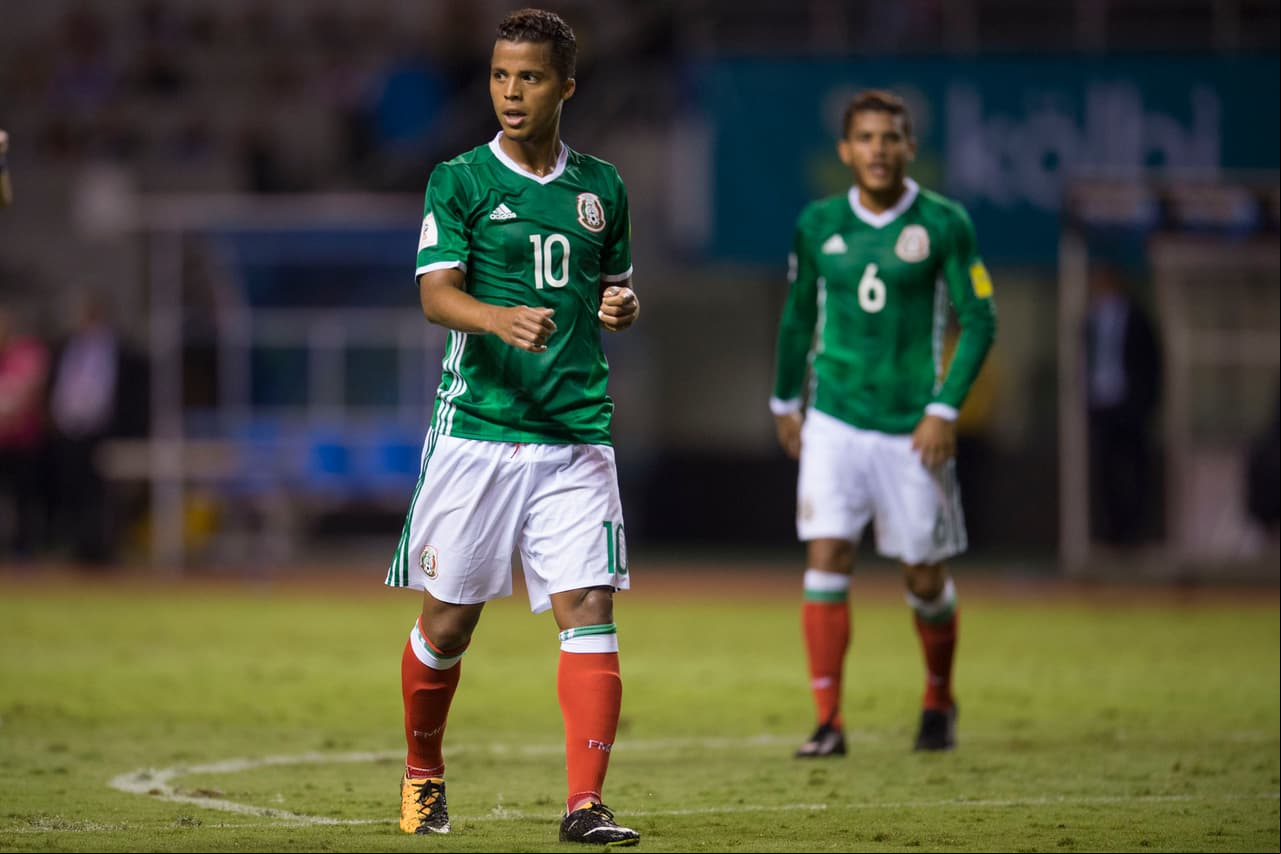 Su hermano, Giovani dos Santos, aún no halla su puesto en el Tri de Osorio. 
<b>Sacó un 6.</b>