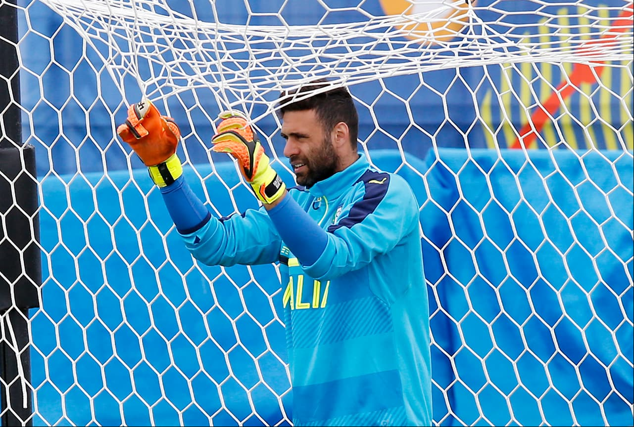 El portero italiano Salvatore Sirigu, ex PSG y actualmente con Osasuna, podría volver a su país para jugar con el Torino.