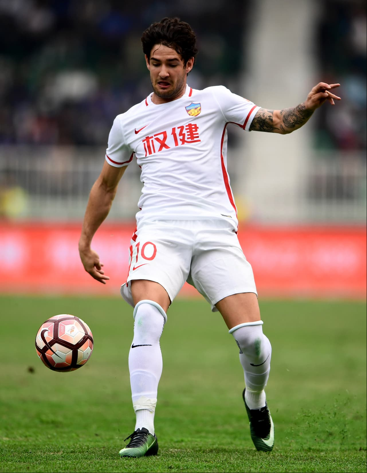 Alexandre Pato fichó en el 2007 con el AC Milán con 17 años de edad tras debutar y ganarle al Barcelona un Mundial de Clubes con el Inter de Porto Alegre teniendo 16 años. Más conocido por sus relaciones sentimentales que por sus logros futbolísticos, hoy está en el Tianjin Quanjian de China.