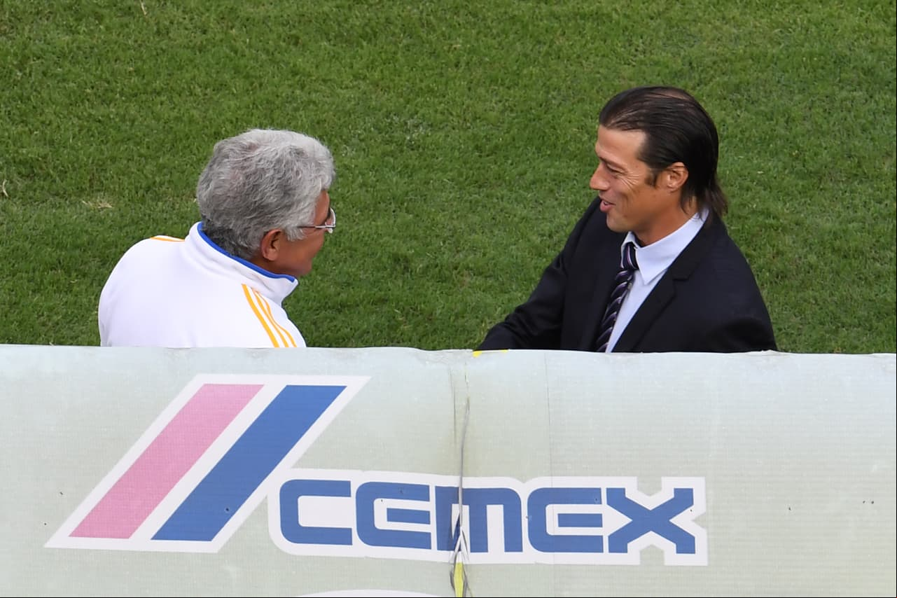 "Tuca" Ferreti y Matías Almeyda se saludan previo al arranque del encuentro.