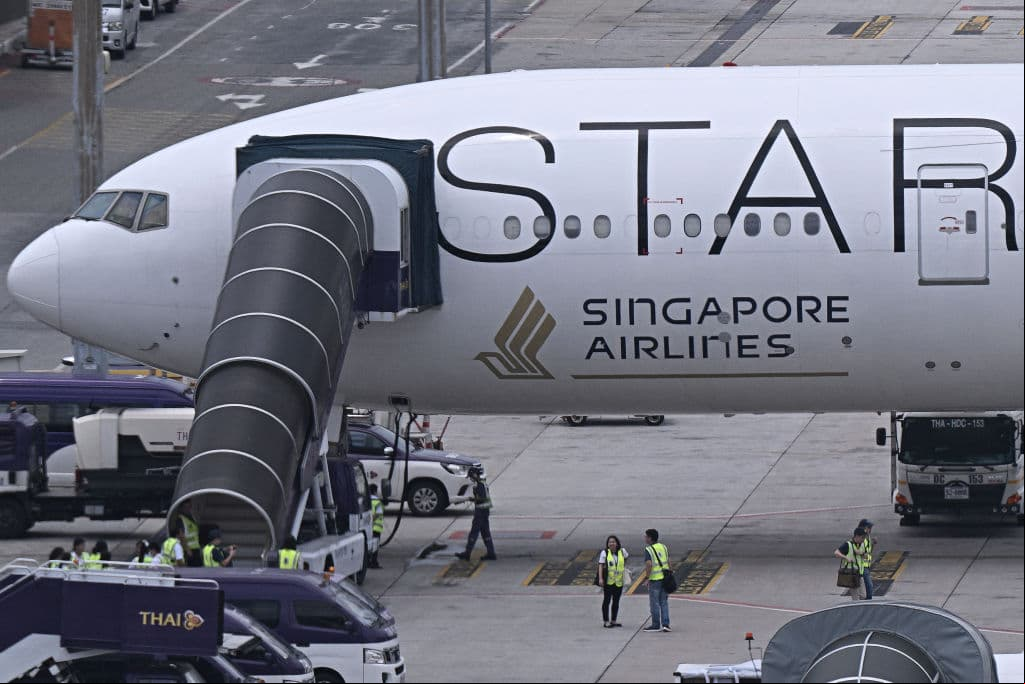Un muerto y 20 heridos en la UCI en un vuelo de Singapore Airlines: ¿qué son las turbulencias y cuándo pueden ser peligrosas?