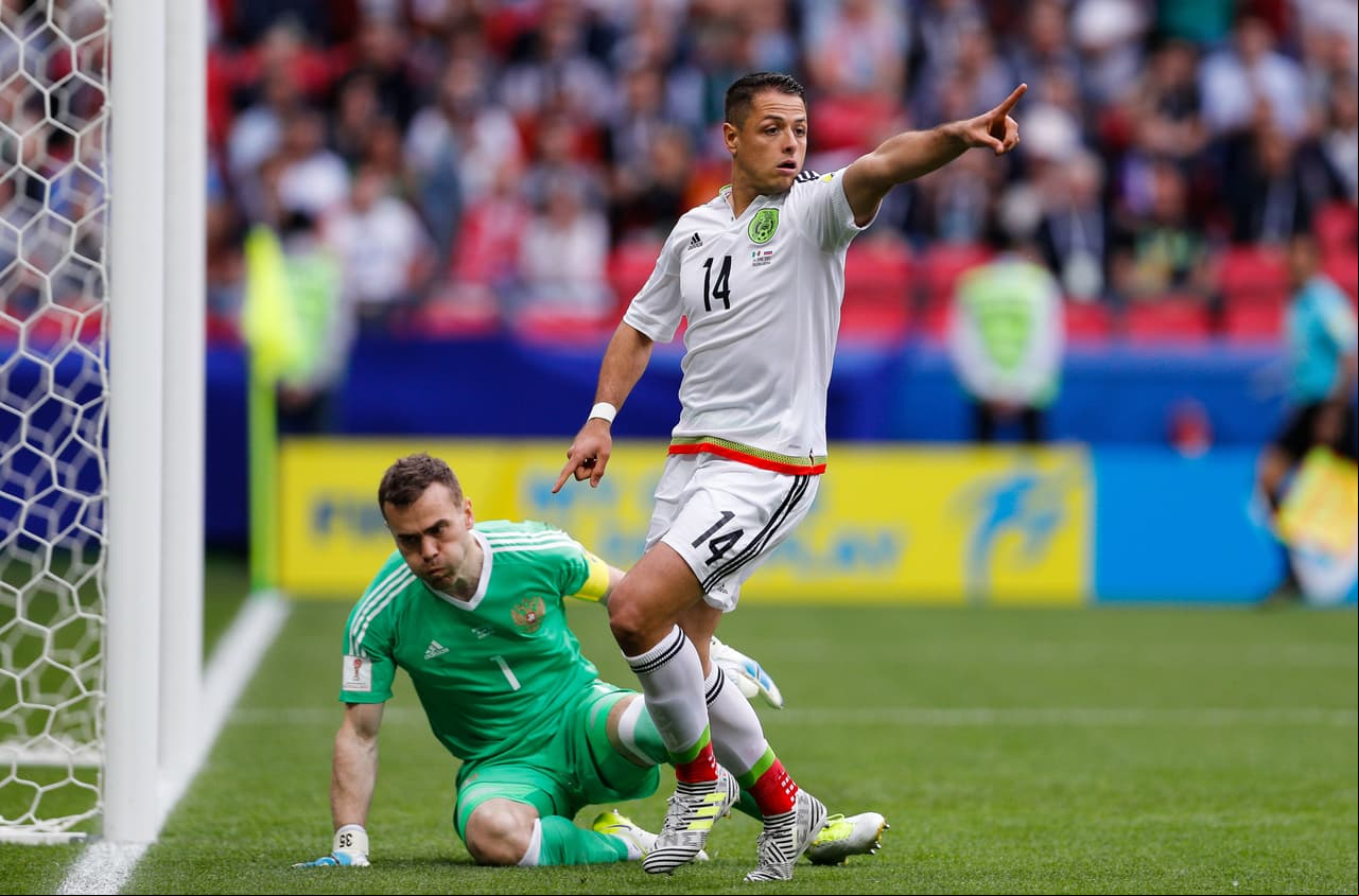 Chicharito fue de los jugadores más activos del encuentro pero no logró marcar su gol.