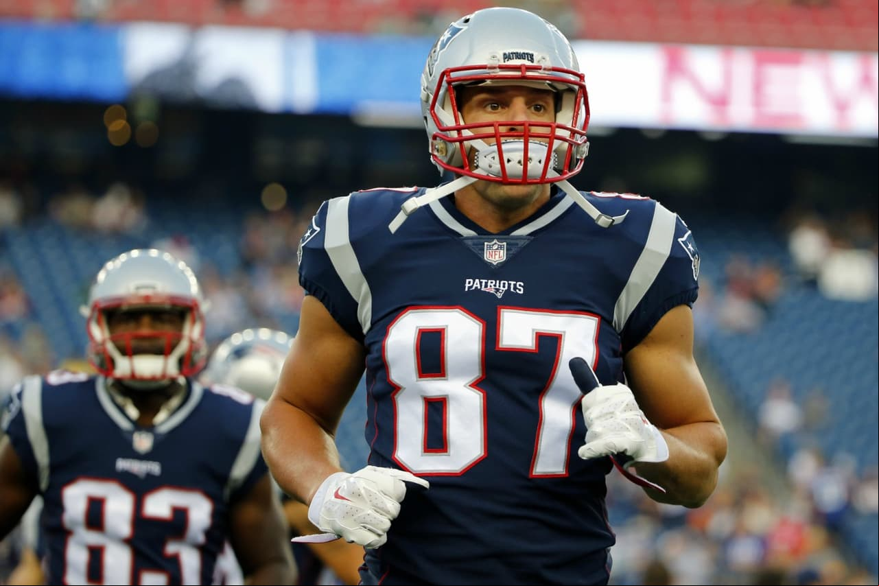 1. Rob Gronkowski | New England PatriotsA nadie le sorprende esto. Si no fue el mejor ala cerrada de la liga el año pasado fue por la lesión que sufrió que incluso le hizo perderse el Super Bowl. Con 'Gronk' sano, los campeones se vuelven aún más peligrosos. Si se mantiene sano, seguramente superará las mil yardas y las 10 anotaciones este año. Para mucha gente, es el mejor ala cerrada en la historia de la NFL.