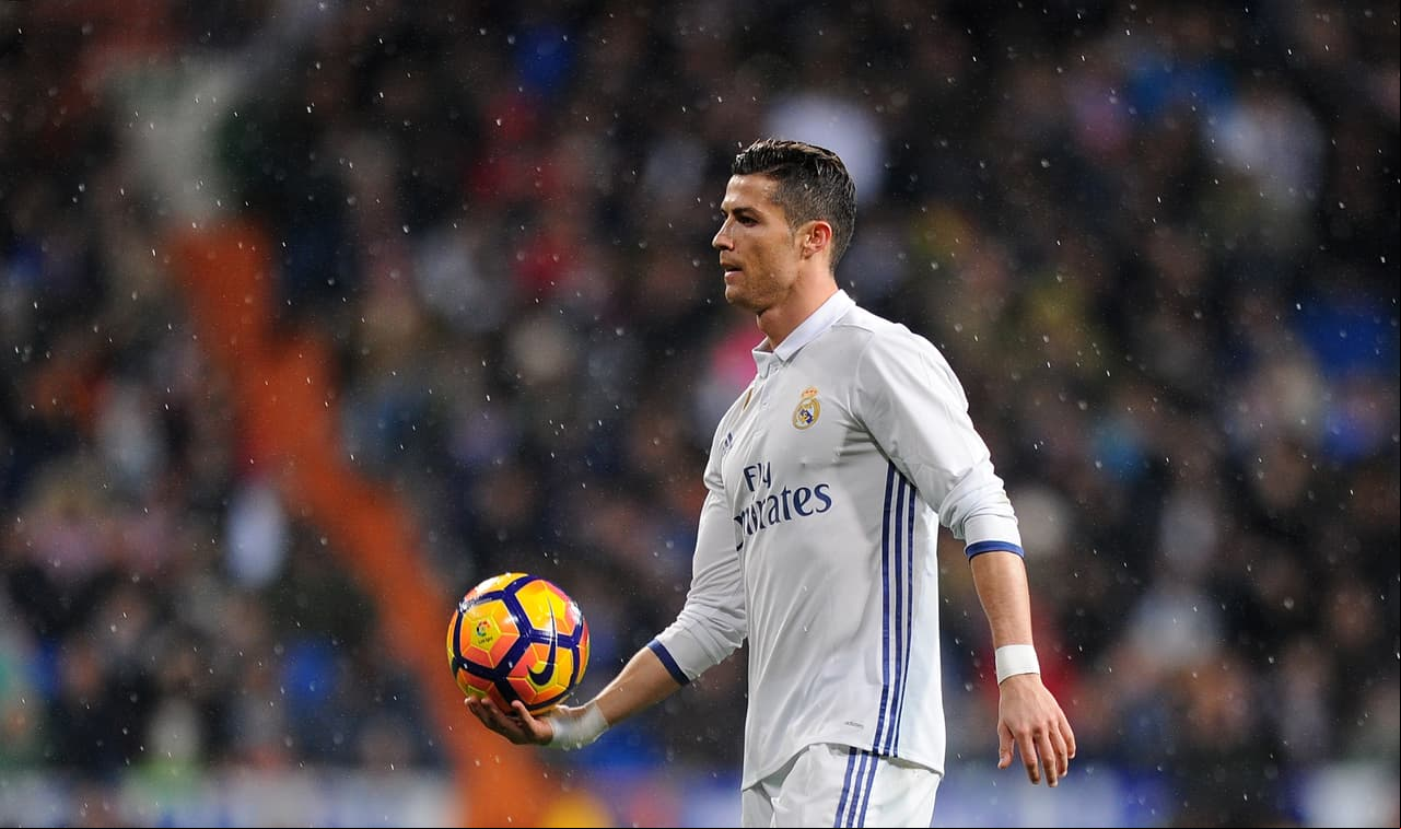 5. Cristiano Ronaldo es insignia del presente y futuro del Real Madrid donde cumple su octava temporada. Su salario actual es de 21 millones de euros.