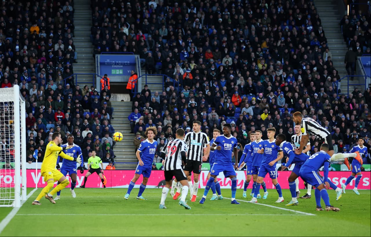 El Newcastle goleó a domicilio al Leicester City por 0-3 con tantos de Chris Wood, Miguel Almirón y Joelinton para asaltar el segundo lugar de la Premier League con 33 puntos.