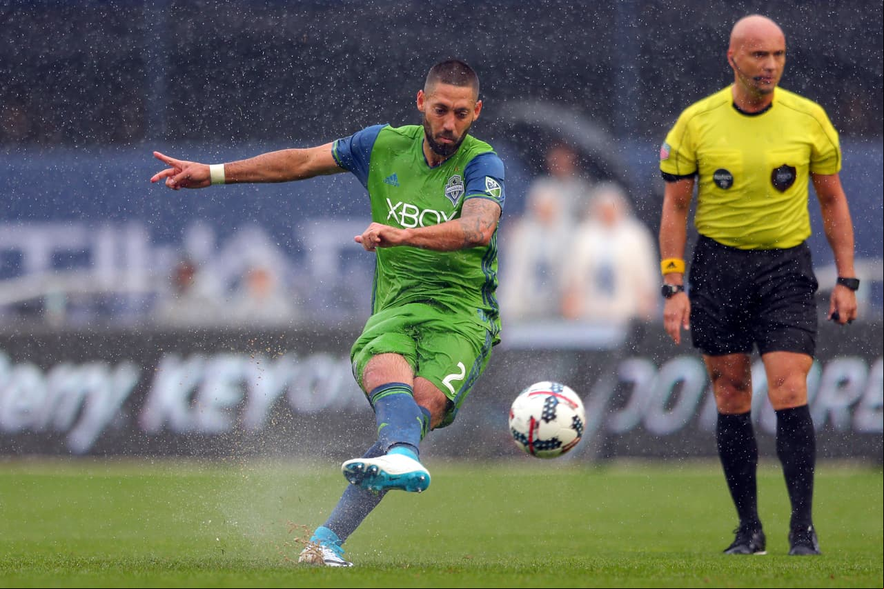 Por problemas de salud Clint Dempsey no pudo ser campeón de la MLS en la cancha. Reciclado y renovado, el eterno goleador espera poder destacar en el duro clásico frente a Portland. (USA Today Images)