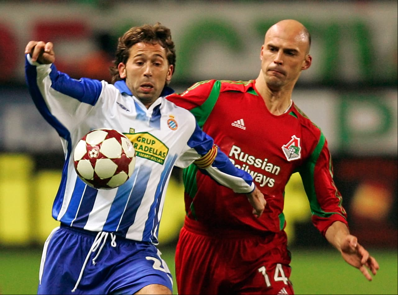 En el años 2000, Raúl Tamudo (izq.) de despidió de los hinchas del Espanyol entre lágrimas pues se iba para que al club le llegara la cantidad de 18 millones de euros. Sin embargo, Glasgow Rangers le ahorró la nostalgia y no fichó al jugador, del que adujeron tenía problemas de rodillas.