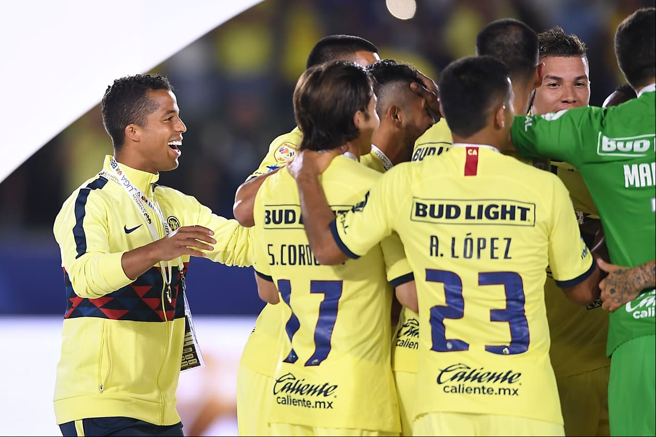 Así fueron los festejos del América luego de su angustiosa pero merecida victoria en penaltis para definir al Campeón de Campeones de la Liga MX ante Tigres en Carson, California. Agustín Marchesín fue el héroe americanista al atajar varios penaltis y anotar el de la victoria para el equipo de Miguel Herrera. Vaya manera de celebrar por parte de los jugadores azulcremas.
