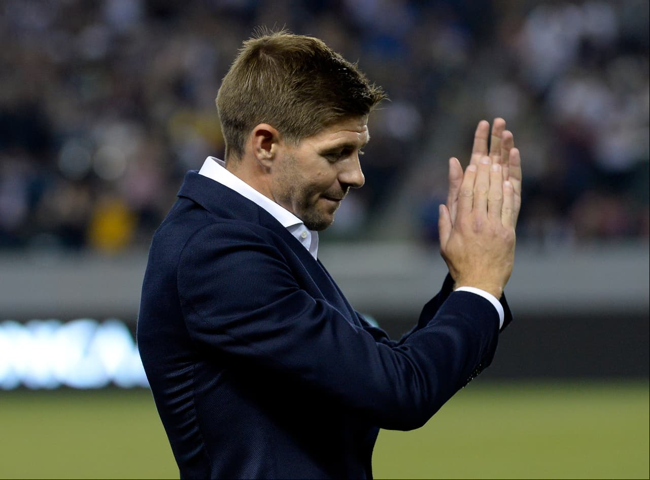 Steven Gerrard le confiesa a jugadores de las inferiores del LA Galaxy que “lamenta” el no haber valorado la educación