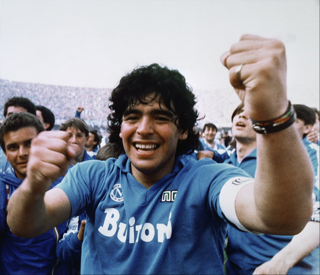 Tras romperla en Argentinos fichó por Boca Juniors, ganó la Liga, se fue al Barcelona y luego al Napoli para hacer historia en Europa y con la Selección Argentina.