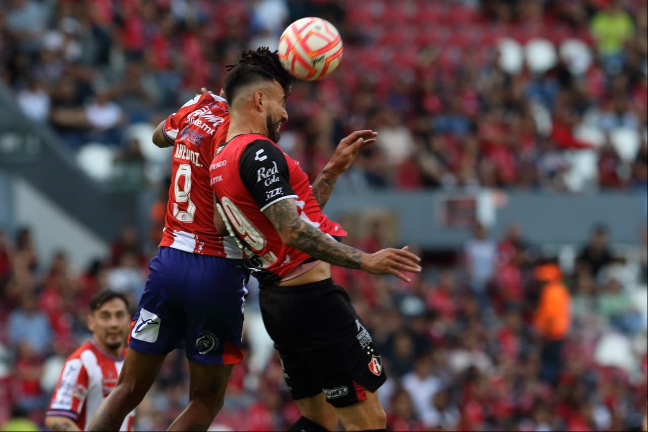 En los dos goles, el uruguayo le ganó en el juego aéreo a Aguilera que tuvo una pásima tarde al participar en los tres goles en contra de su equipo.