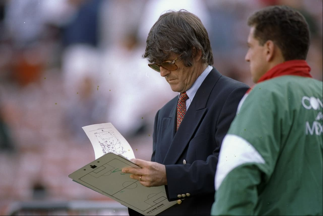 Milutinovic comenzó a ser cuestionado tras el descalabro frente a Jamaica, que contaba con una generación encabezada por Theodore Whitmore y llegarían a Francia 1998.
