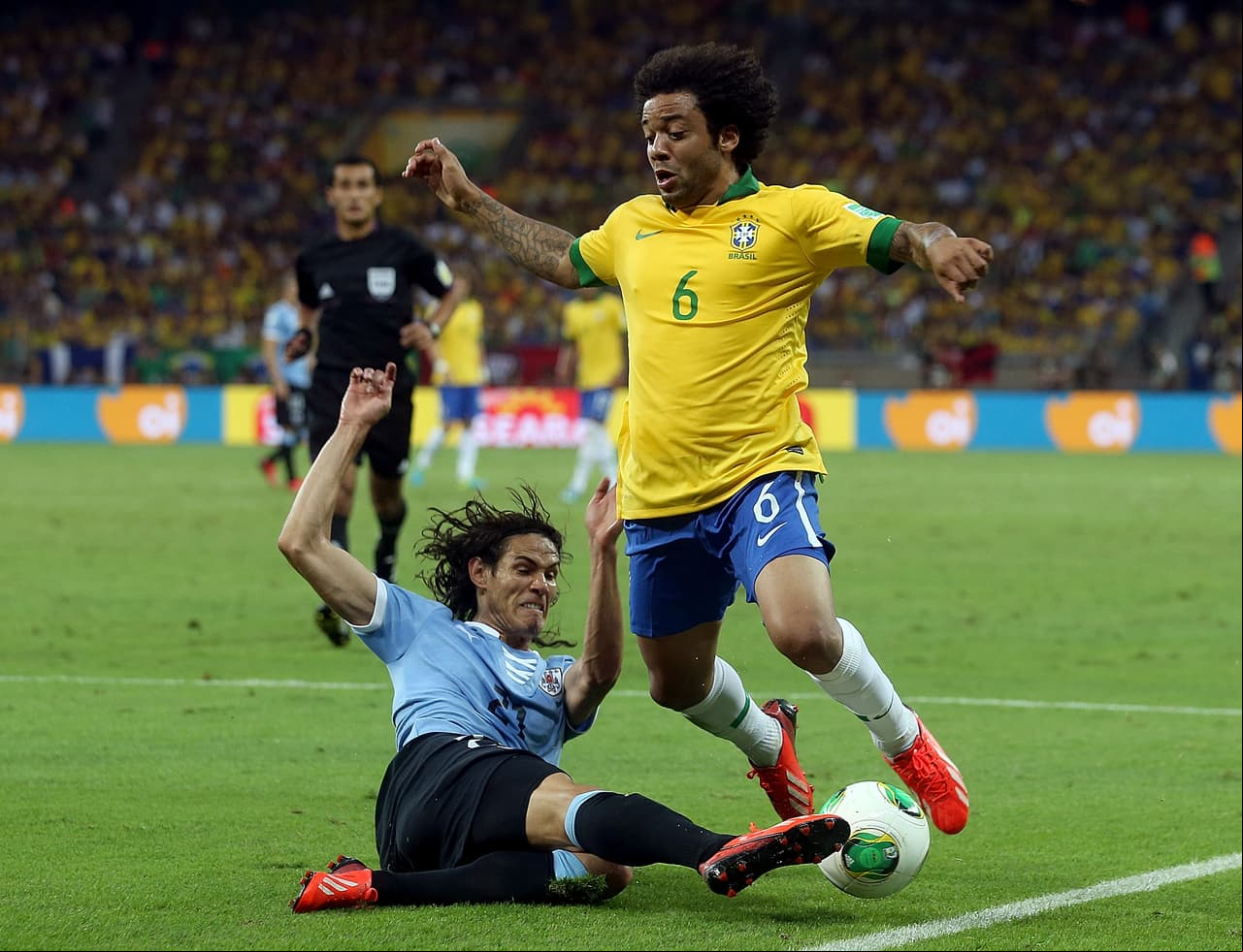Con Uruguay, Luis Suárez juega en punta mientras Cavani se mueve por toda la banda siendo su labor la de cubrir a laterales como el peligroso Marcelo.