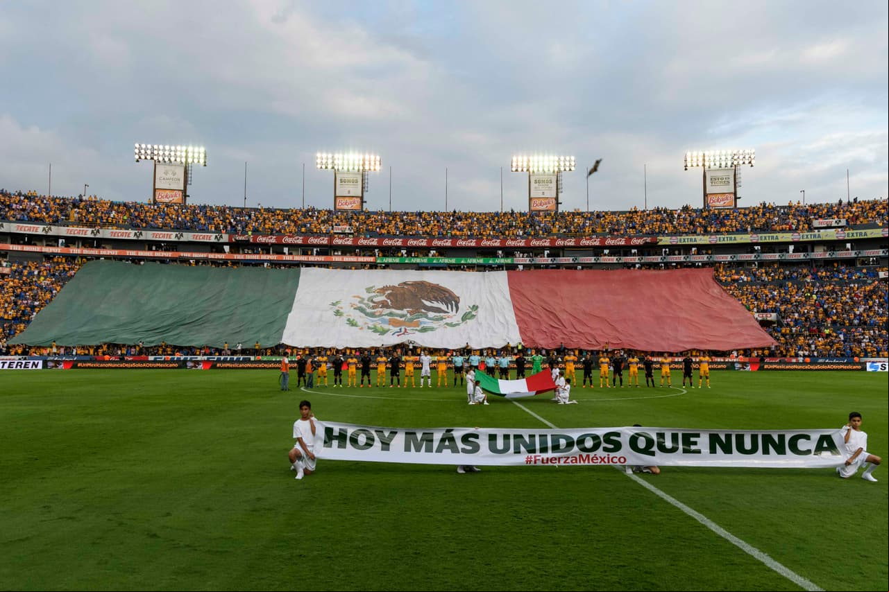 Una majestuosa bandera de México ondeó en las gradas del Estadio Universitario previo al arranque del juego.
