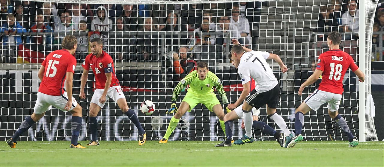 Pasados 7 minutos, con asistencia de Özil, Draxler pondría el 2-0 parcial para Alemania con esta definición en el área chica.