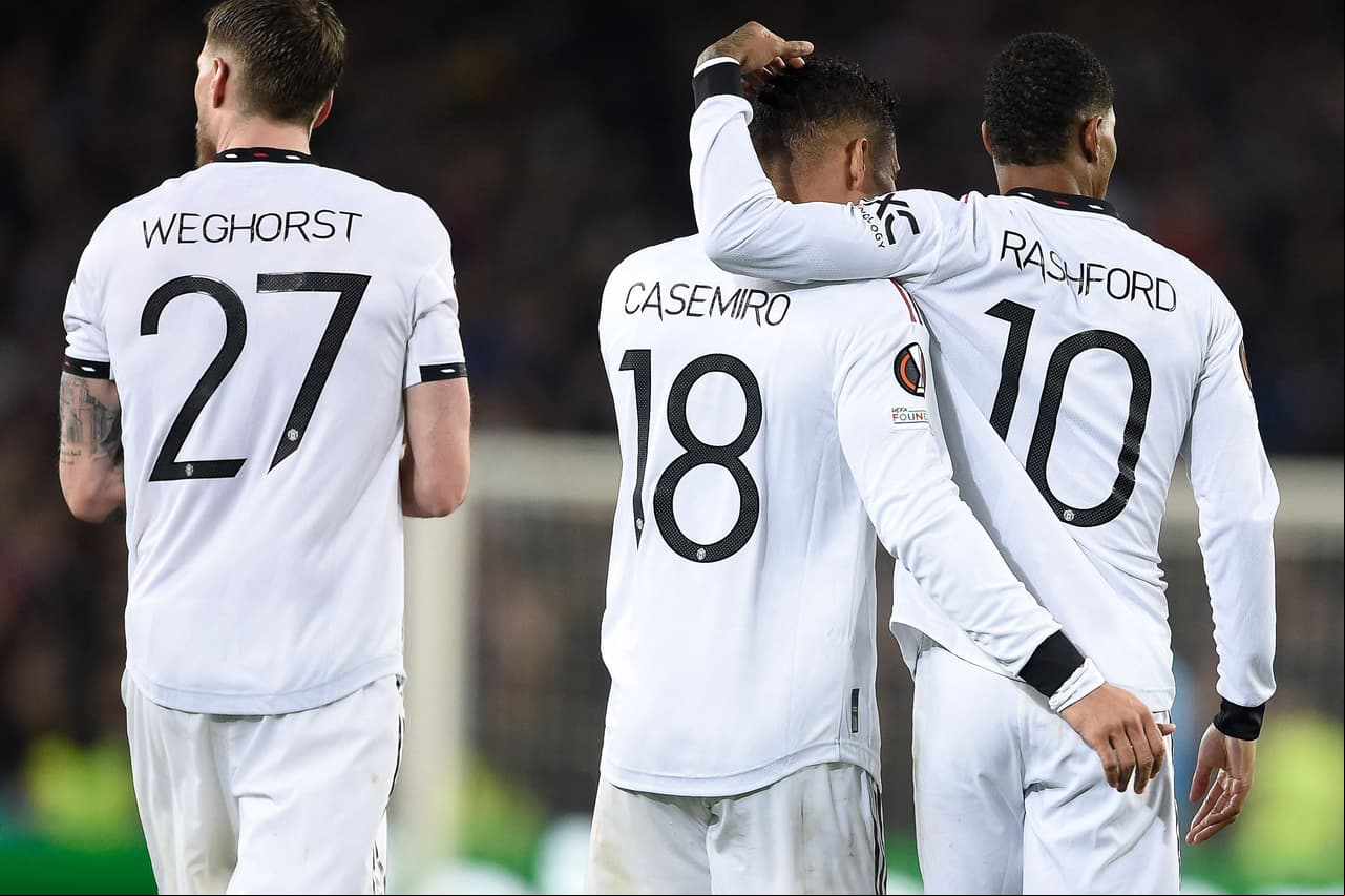 El Barcelona y el Manchester United empataron en la ida de los dieciseisavos de final de la Europa League; los goles culés fueron de Marcos Alonso y Rapinha y por los Devils marcaron Marcus Rashford y un autogol de Jules Koundé.