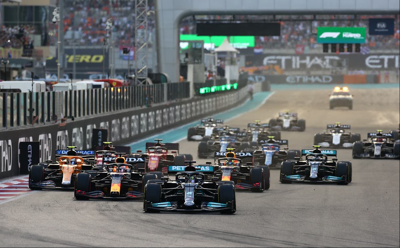 Max Verstappen es campeón del mundo y se corona en el Gran Premio de Abu Dhabi tras vencer a Lewis Hamilton en la última vuelta del Circuito Yas Marina. Carlos Sainz de Ferrari se quedó con la tercera posición y el mexicano 'Checo' Pérez quedó fuera de la carrera.