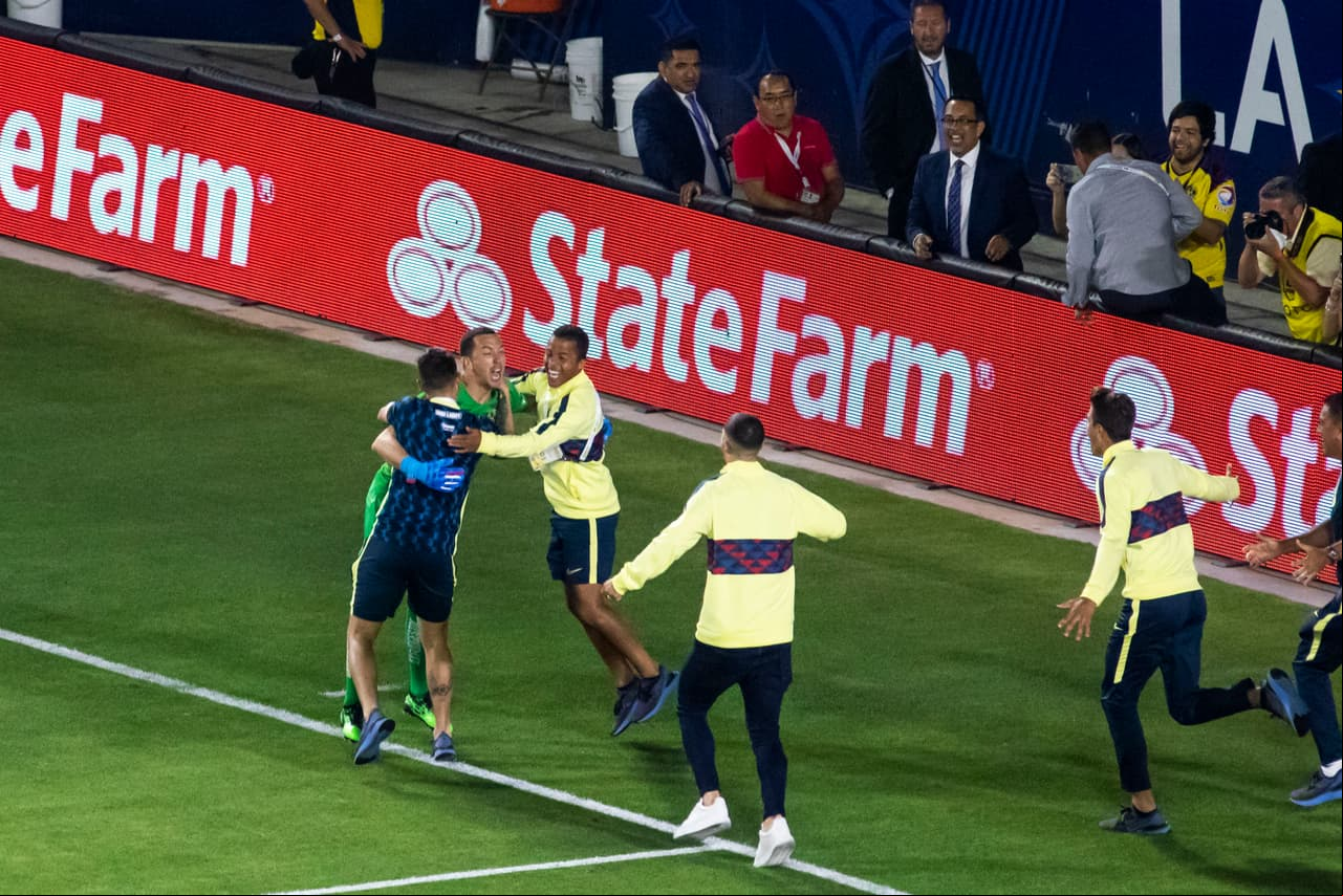 Así fueron los festejos del América luego de su angustiosa pero merecida victoria en penaltis para definir al Campeón de Campeones de la Liga MX ante Tigres en Carson, California. Agustín Marchesín fue el héroe americanista al atajar varios penaltis y anotar el de la victoria para el equipo de Miguel Herrera. Vaya manera de celebrar por parte de los jugadores azulcremas.