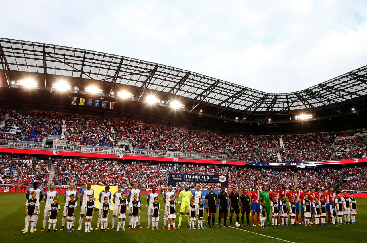 Los actos protocolarios estuvieron marcados por un ambiente muy patriótico de los locales. Una bandera gigante cubrió las graderías, que luego embellecieron el estadio con un mosaico.