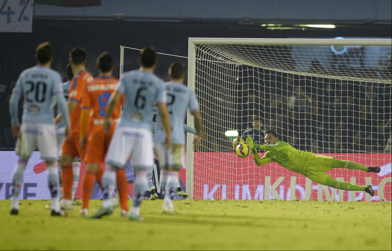 Diego Alves: Alves se ha hecho famoso por su impactante capacidad para detener penales. Actualmente defiende los colores del Valencia.