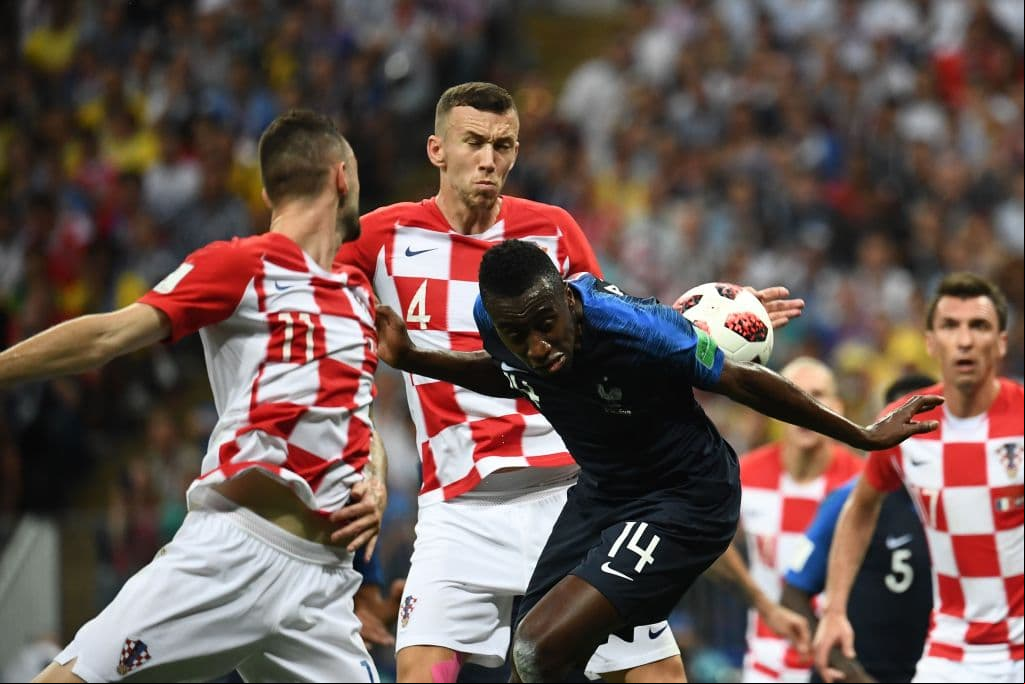 Al minuto 37 del primer tiempo llegó una de las polémicas cuando el balón golpeó en la mano de Perisic.