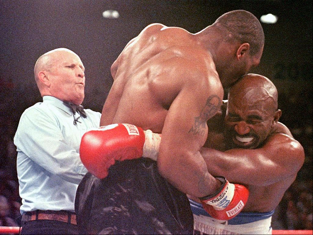 El estadounidense Mike Tyson fue protagonista de una de las agresiones más recordadas en el deporte mundial al morder y arrancar un pedazo de oreja de Evander Hollyfield en una pelea por el título mundial pesado en 1997.