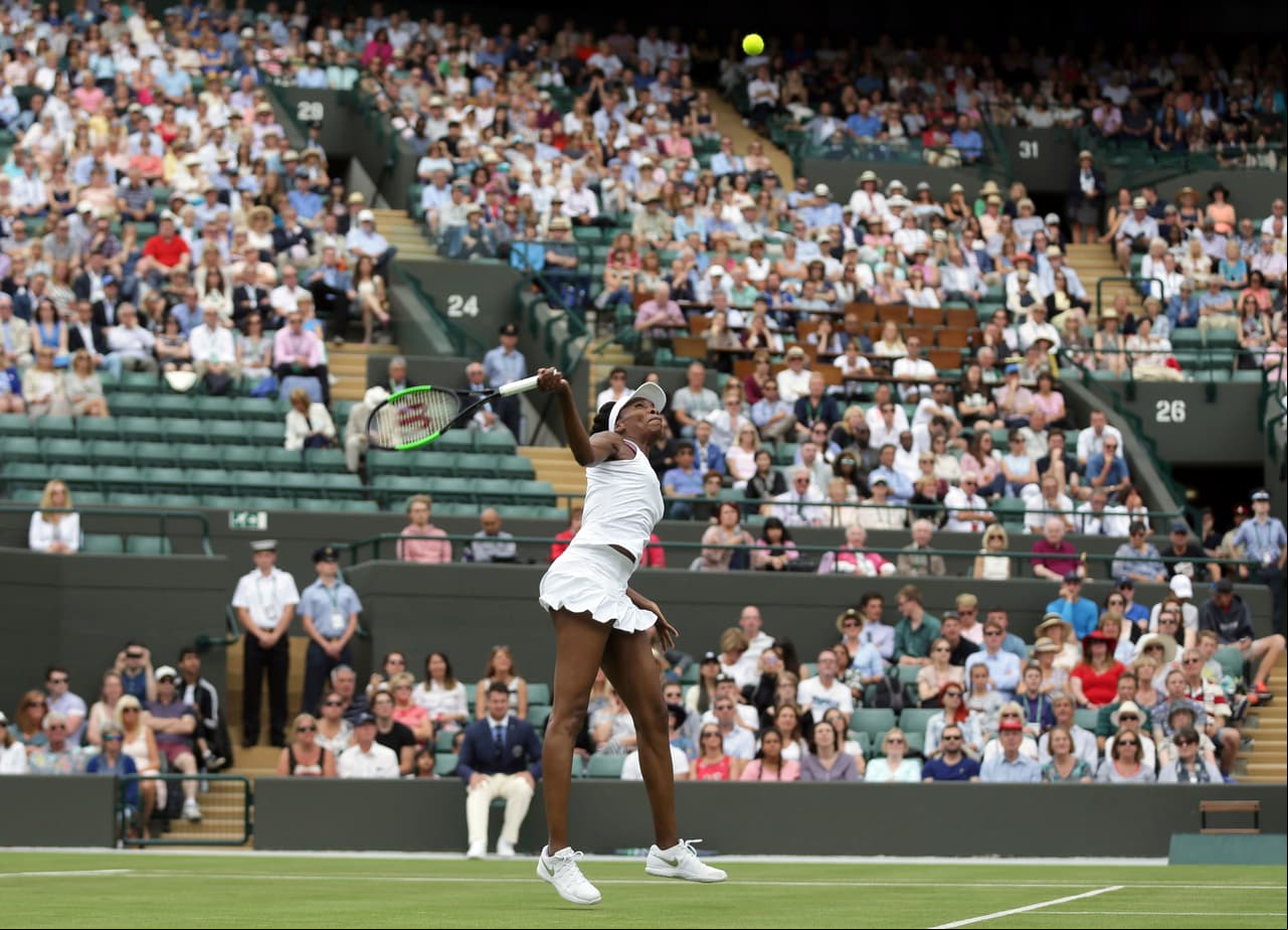 Tras una demanda en su contra, la estadounidense Venus Williams demostró alta concentración y se impuso 7-6 (7), 6-4 contra Elise Mertens.