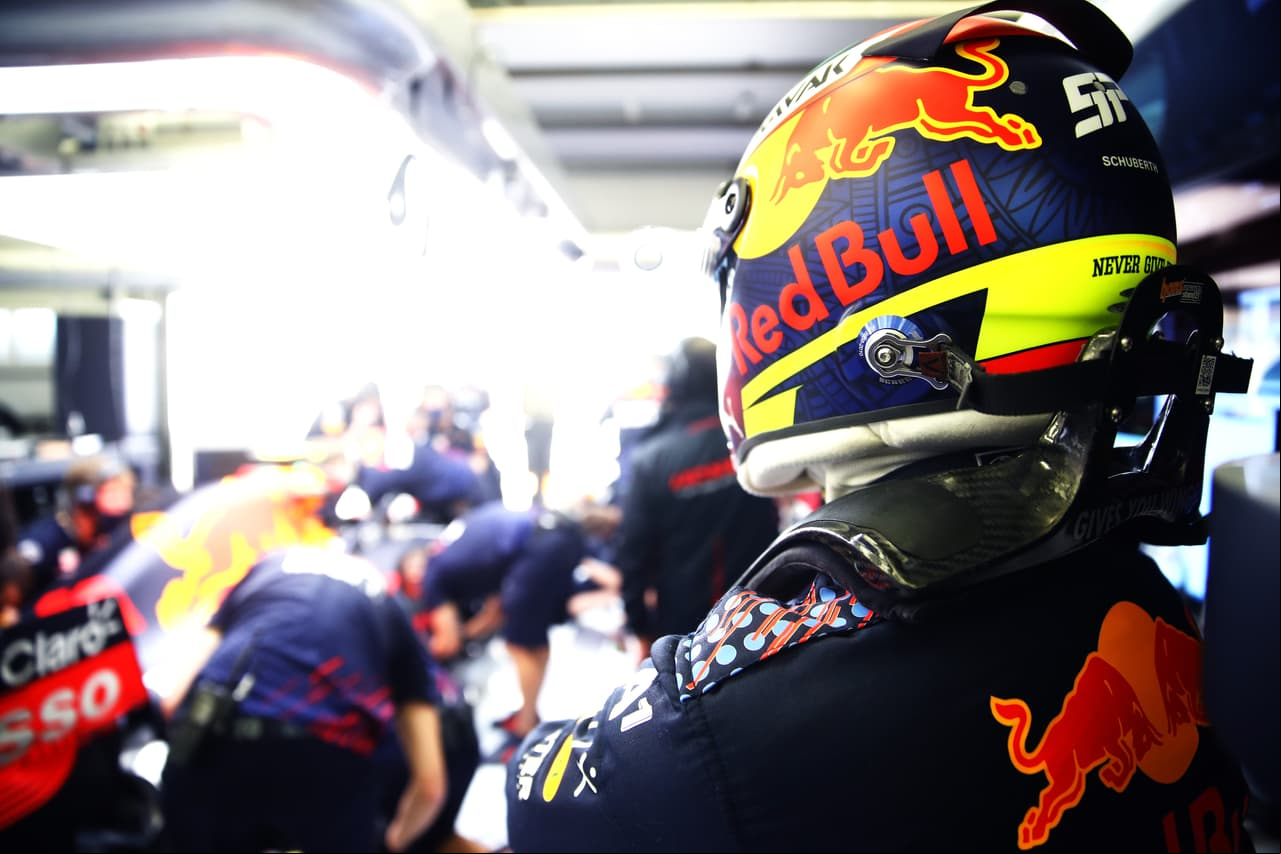 Checo Pérez fue el encargado de conducir el auto de Red Bull en el segundo día de prácticas de pretemporada de la Fórmula 1 para buscar la confiabilidad del RB16b. Su trabajo se basó en tandas largas y simulación de carrera con llantas de compuesto duro.