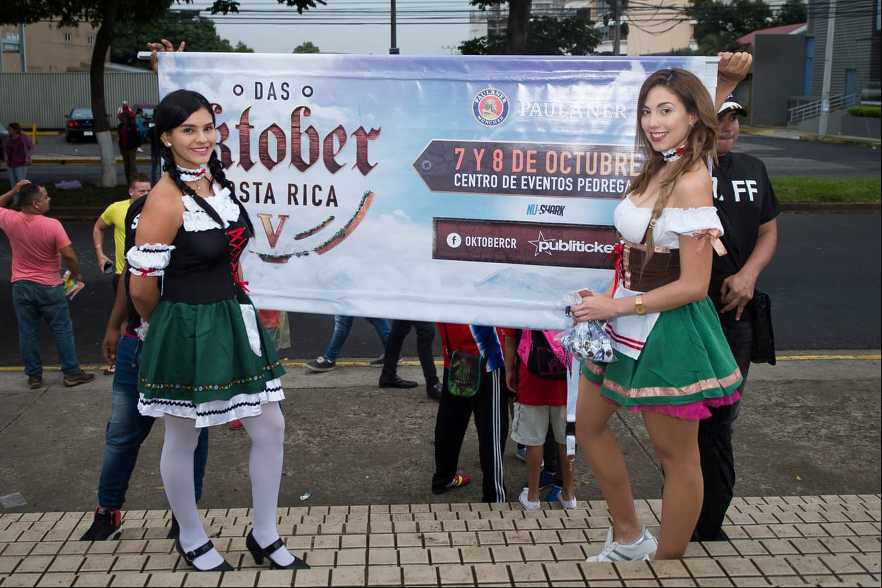 A las afueras, las marcas hicieron su plan para atraer a los aficionados. Hermosas modelos adornaron la jornada.