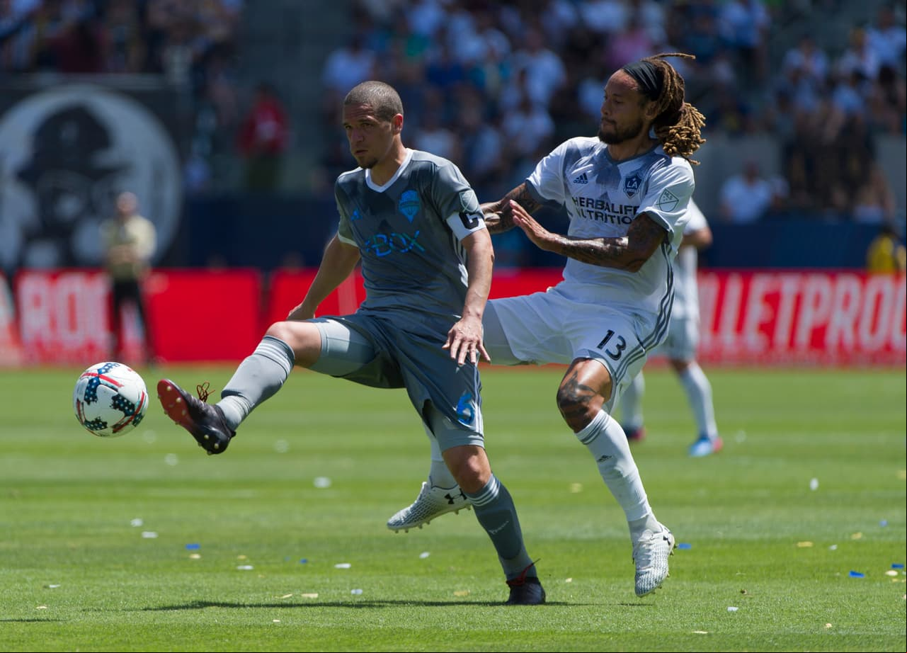 Osvaldo Alonso vs. Jermaine Jones, choque de trenes entre Seattle y LA.