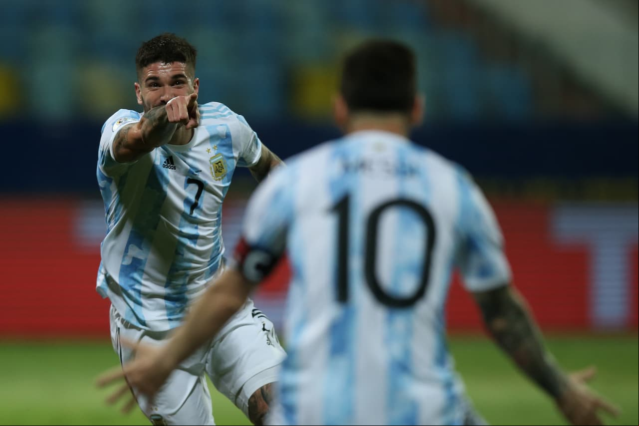 Rodrigo de Paul apunta a Messi, quien le dio una asistencia en la victoria contra Ecuador en Cuartos de Final.