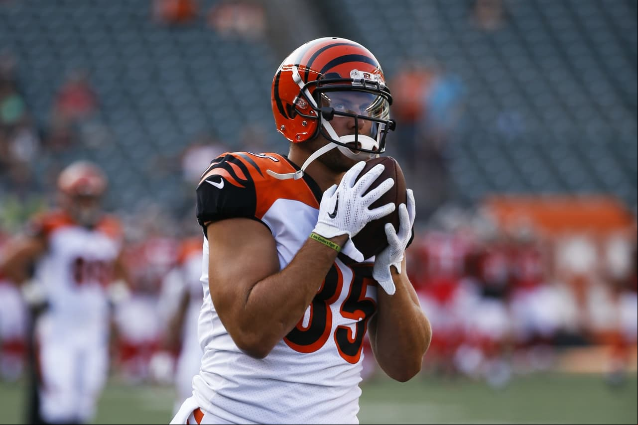 6. Tyler Eifert | Cincinnati BengalsEifert tuvo muchos problemas de lesiones en 2016 y sólo jugó ocho partidos, pero anotó en cinco ocasiones y tuvo actuaciones sobresalientes. Se declaró sano al 100 por ciento para esta temporada, por lo que Andy Dalton tendrá a uno de sus blancos favoritos en la zona roja.