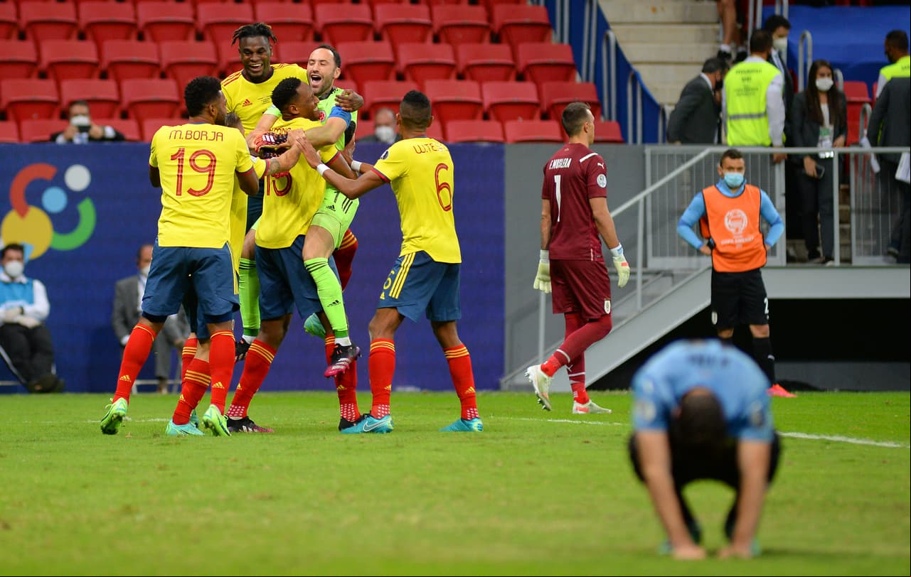 Las dos caras de la moneda: la aflicción de los uruguayos que quedaron fuera del torneo y los colombianos que celebran.