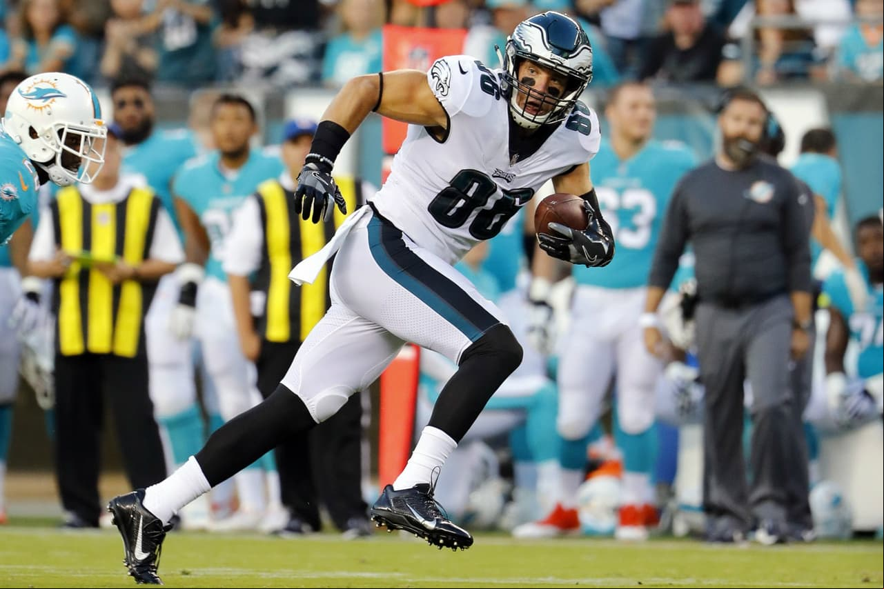 10. Zach Ertz | Philadelphia EaglesLleva dos años consecutivos recibiendo para más de 800 yardas y en 2016, aunque los arribos de Alshon Jeffery y Torrey Smith podrían afectar sus números. Quizás valga la pena tenerlo en observación al inicio de la campaña y observar su evolución conforme pasen las semanas.
