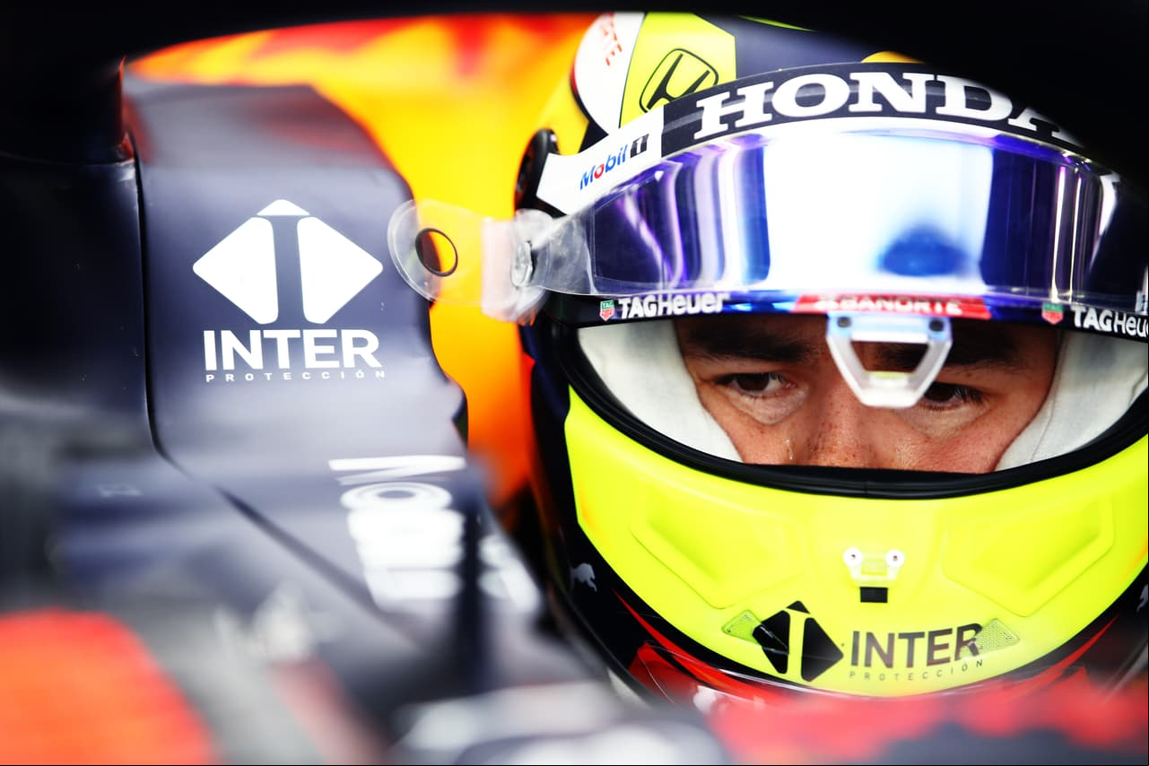 Checo Pérez fue el encargado de conducir el auto de Red Bull en el segundo día de prácticas de pretemporada de la Fórmula 1 para buscar la confiabilidad del RB16b. Su trabajo se basó en tandas largas y simulación de carrera con llantas de compuesto duro.