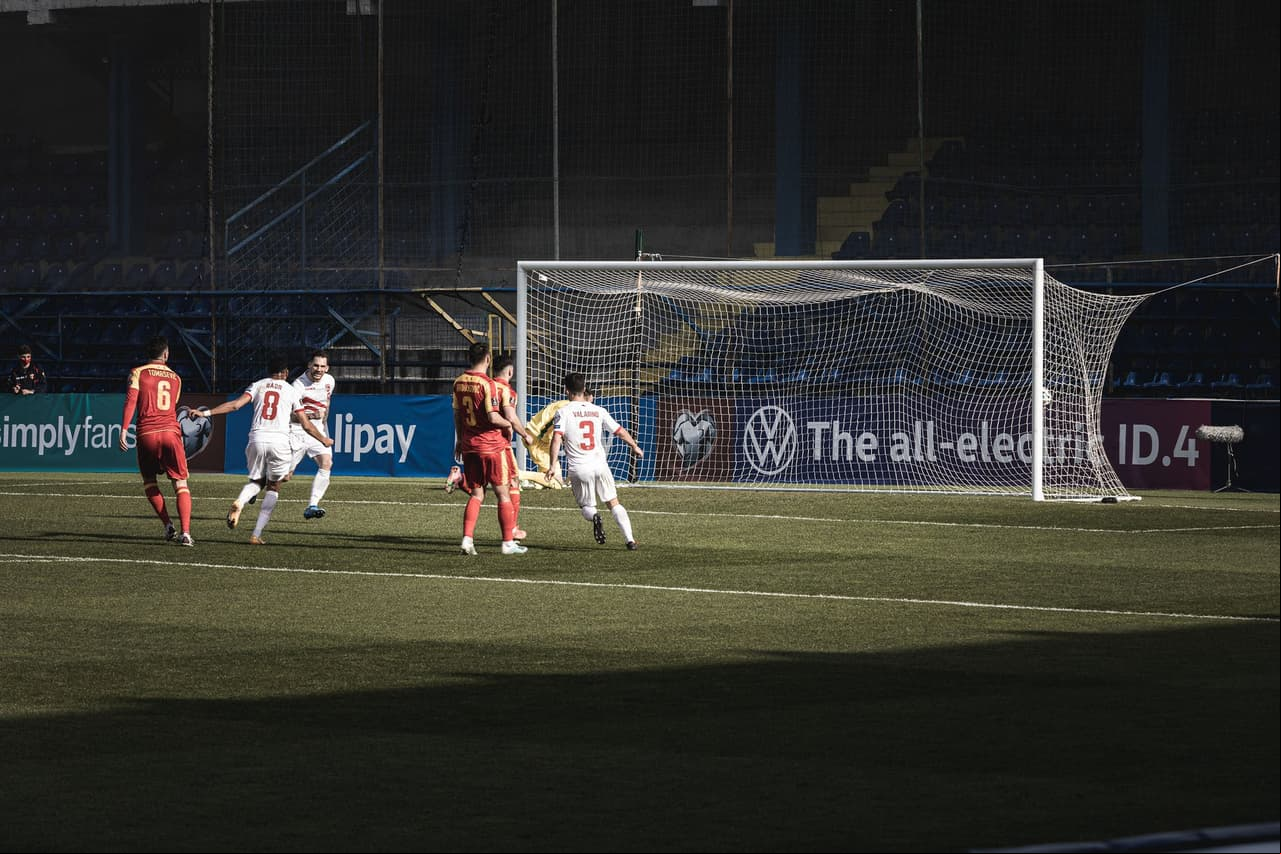 Montenegro goleó 4-1 a Gibraltar y llegó a seis unidades en el Grupo G; Gibraltar no ha sumado puntos. | Bielorrusia consiguió su primera victoria en el torneo al superar 4-2 a Estonia, quienes acumulan dos descalabros en el Grupo E.