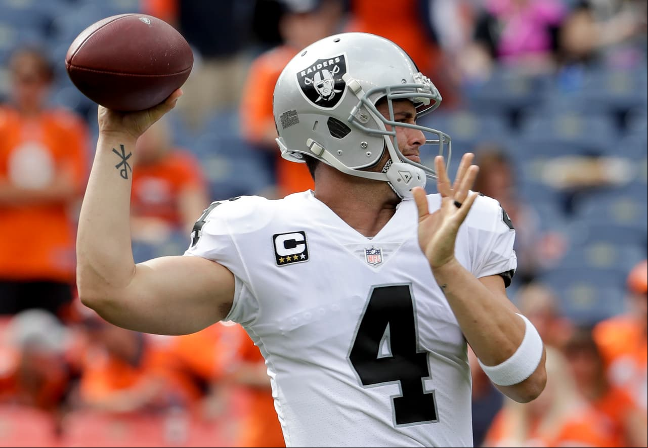 Los Oakland Raiders estarán sin el quarterback Derek Carr durante un tiempo estimado de entre dos a seis semanas después de que se lesionara la espalda en la derrota 16-10 ante los Broncos de Denver.