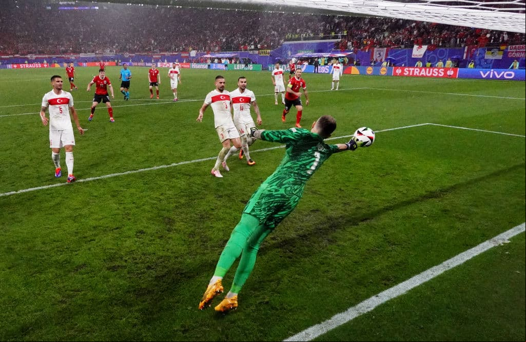 Mert Günock hizo una sorprendente atajada a Austria sobre el tiempo en la Eurocopa 2024
