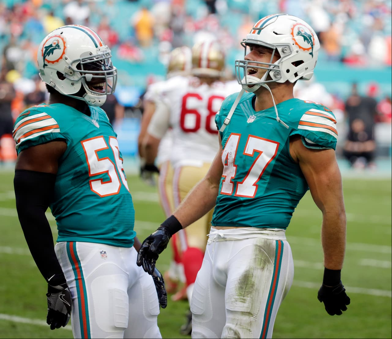 Bajas: Miami se despidió de jugadores importantes como el tackle izquierdo Branden Albert y el ala cerrada Jordan Cameron quienes se retiraron. Cortó al ala defensiva Mario Williams por su nula productividad y e intercambió al tackle nariz Earl Mitchell (49ers).
